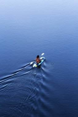 Kırmızı Bikini Giyen Kadın Kürek Çekiyor 