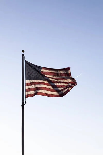 Backlit Unites States Flag On Pole In Blue Sky With Jet Trail — Stock Photo, Image