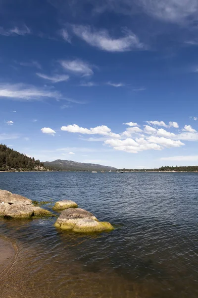 Błękitne niebo z białymi chmurami nad Big Bear Lake Southern Californi — Zdjęcie stockowe