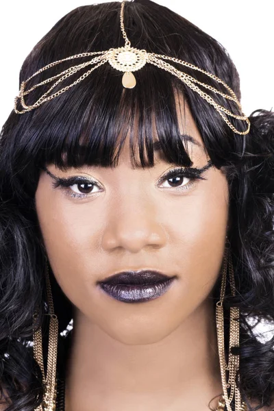 Portret Aantrekkelijke Afrikaanse Amerikaanse vrouw met gouden ketting Jood — Stockfoto