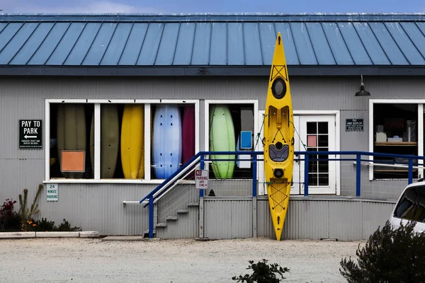 Boat Rental Shop With Yellow Kayak Outside Door — ストック写真