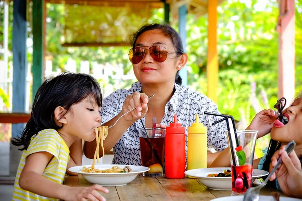 Sudeste Asiático Etnia Estilo de Vida em Família, Mãe Almoçando Juntamente com Seus Filhos Em Um Restaurante — Fotografia de Stock