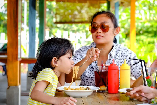 Southeast Asian Ethnicity Family Lifestyle, Mother Having Lunch Together with Her Kids at A Restaurant — Stock Photo, Image