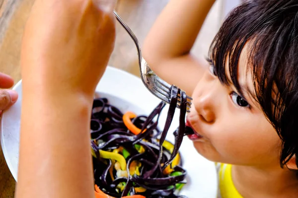 Asiático criança sendo alimentado almoço refeições por sua mãe em um restaurante — Fotografia de Stock