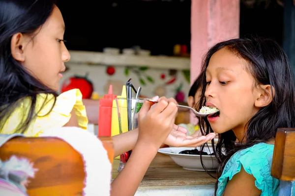 Asiatiska barn äter lunch tillsammans på en restaurang — Stockfoto