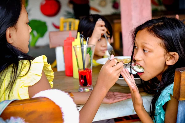 Niños asiáticos almorzando juntos en un restaurante —  Fotos de Stock