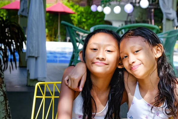 Prtrait of Cheerful Asian Little Girls in Swimsuit Sorrindo e abraçando uns aos outros passar tempo juntos ao ar livre — Fotografia de Stock