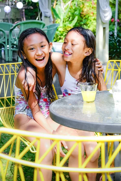 Gelukkig aziatisch broers en zussen in badpak glimlachen, lachen en omhelzen elkaar besteedt tijd samen buiten — Stockfoto