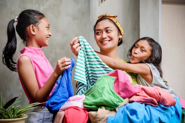 Asian Family Domestic Lifestyle. Stay at Home Mother Doing Laundry Helped and Accompanied by Her Children — Stock Photo, Image