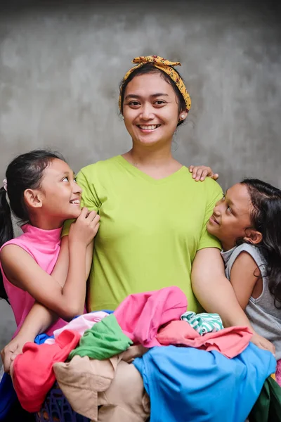 Estilo de vida doméstico de familia asiática. Quédese en casa Madre feliz lavanderia rodeada de su hija —  Fotos de Stock