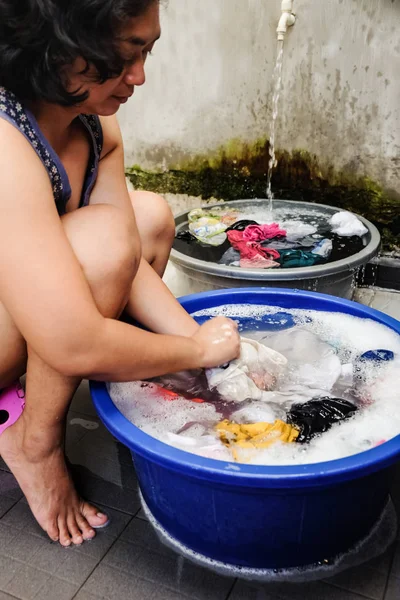 Asiático ficar em casa mãe fazendo lavanderia tradicionalmente — Fotografia de Stock