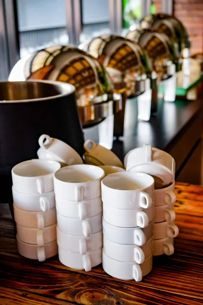 Stack of Ceramics White Cups Set in Neat and Tidy on Vintage Fa büfé asztal — Stock Fotó