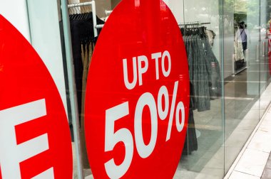 Moda Mağazası Pencerelerinin dışında Kırmızı Satış Tabelası