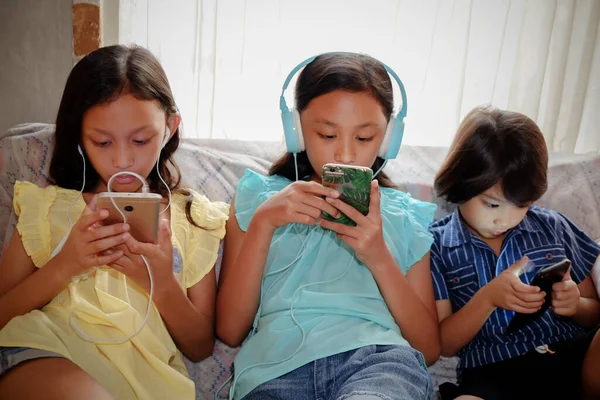 Southeast Asian Ethnic Children Sitting Together Sofa Home Playing Smartphone — Stock Photo, Image