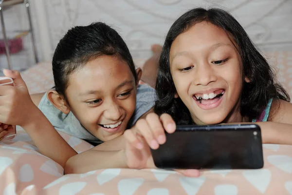 Sudeste Asiático Etnia Adolescentes Hermanos Juntos Divierten Viendo Información Las — Foto de Stock