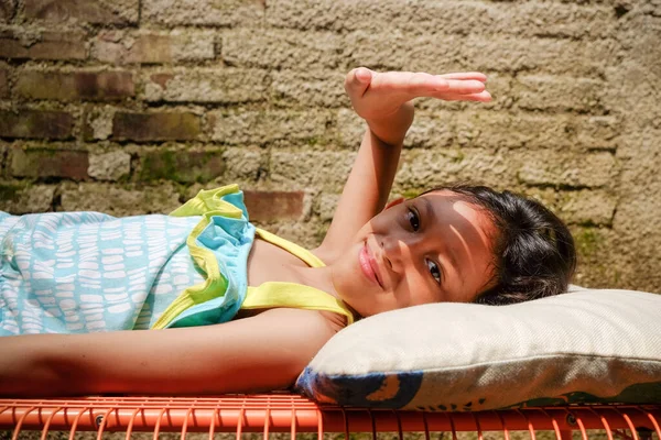 Linda Menina Etnia Asiática Deitada Banco Tomando Banho Sol Pela — Fotografia de Stock