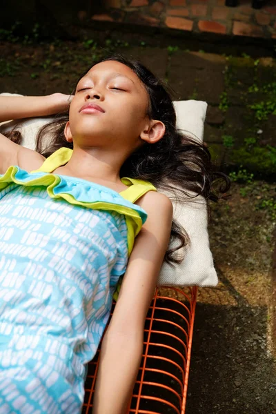 Fofa Asiática Etnia Menina Deitada Banco Tomando Banho Sol Pela — Fotografia de Stock