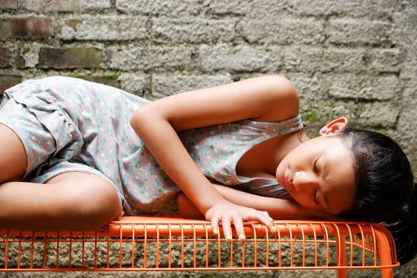 동남아시아의 소녀가 아침에는 집에서 일광욕을 하면서 벤치에 — 스톡 사진