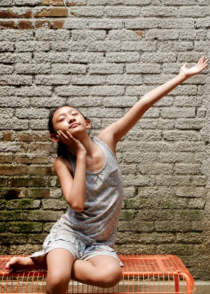 Délkelet Ázsiai Etnikai Származású Tini Lány Egy Padon Boldog Napozást — Stock Fotó