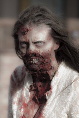 Zombi geri döndü
