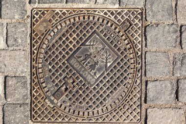 Budapeşte Macaristan-28 Mayıs 2018: Yüksek görünümünü Budapeşte yeraltı atık su yönetim sistemi için bir kuyu. Klasik tarzı kapak şehir klasik görüntü yenileme parçasıdır. 