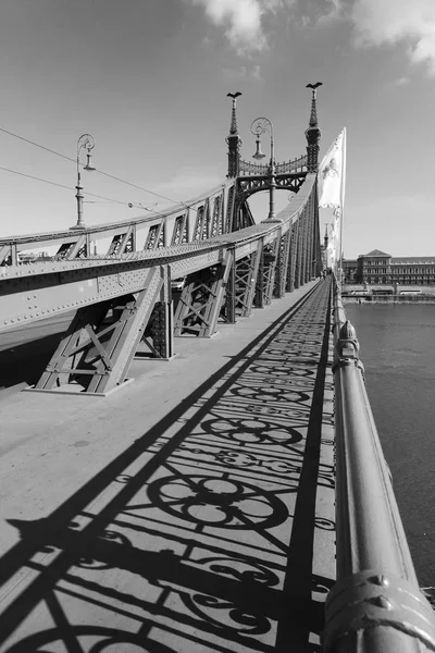 Die Freiheitsbrücke. — Stockfoto