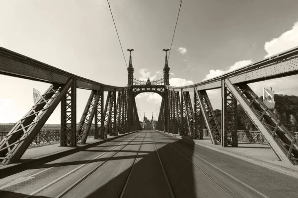 Die Freiheitsbrücke. — Stockfoto