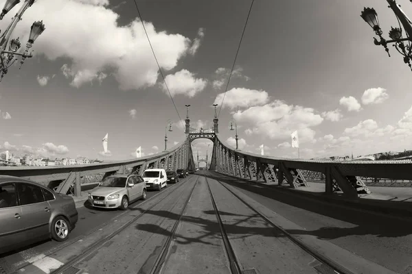 Verkehr auf der Freiheit Braut in Budapest — Stockfoto