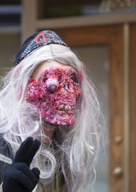 Zombi şehri ele alır