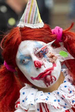 Zombi şehri ele almak 