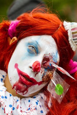 Zombi şehri ele almak 