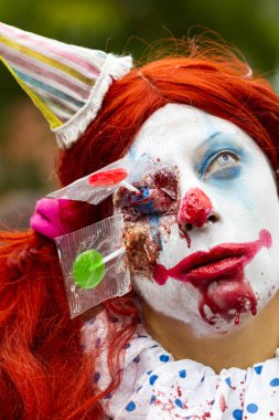 Zombi şehri ele almak 