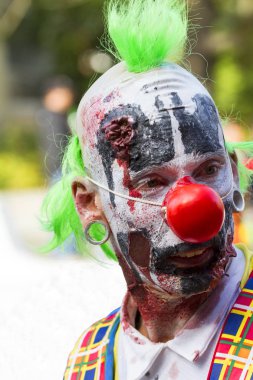 Zombi şehri ele almak 