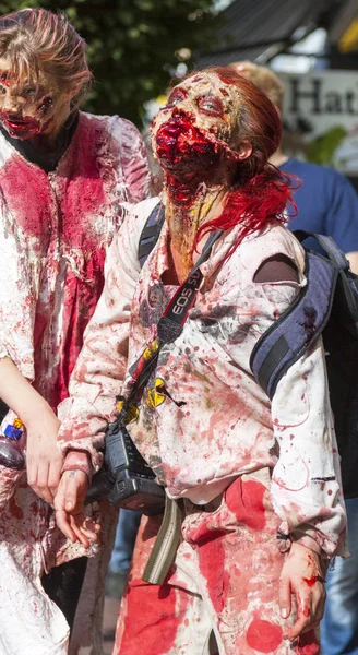 Zombies toma conta da cidade — Fotografia de Stock