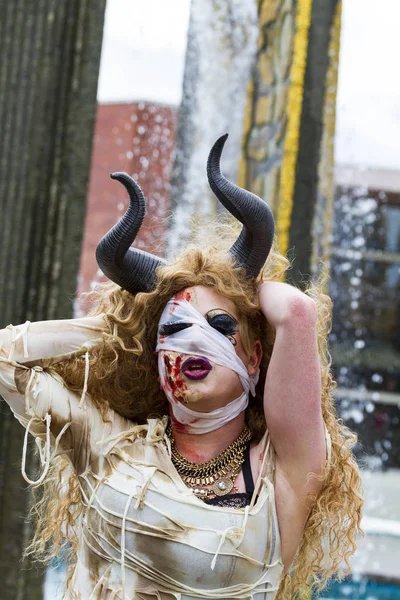 Gli zombie prendono il controllo della città — Foto Stock