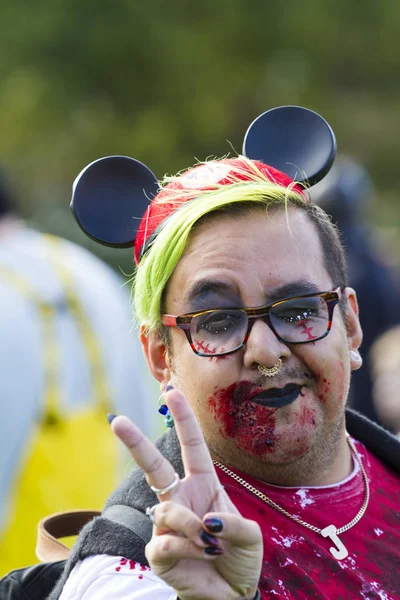 Gli zombie prendono il controllo della città — Foto Stock