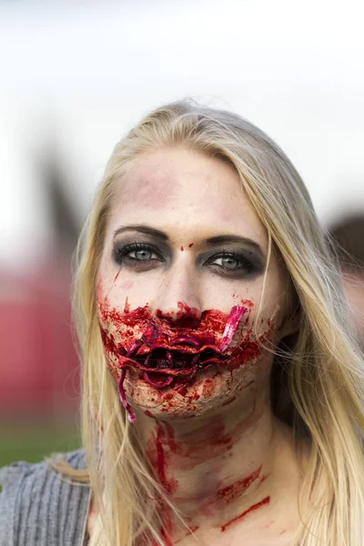 Zombies assumem a cidade — Fotografia de Stock