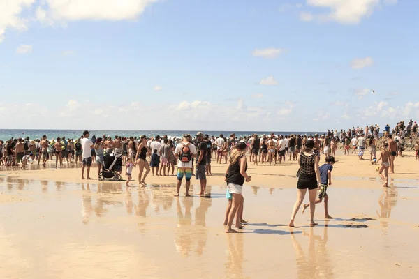 Spectators on the beach — Stock Photo, Image