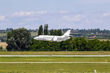 Budapeşte Macaristan 14 Ağustos 2019: Budapeşte Uluslararası Havaalanına özel jet indi.