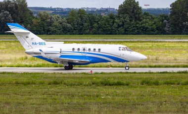 Budapeşte Macaristan 14 Ağustos 2019: Budapeşte Uluslararası Havaalanına özel jet indi.