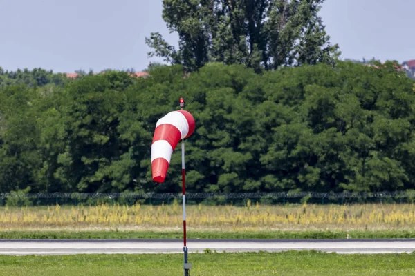 Один Виндсок Показывает Направление Ветра Международном Аэропорту — стоковое фото