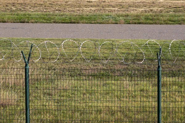 緑の背景にバーブ線とフェンスの保護 セクション — ストック写真