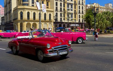 Havana, Küba - 02 16 2018: Klasik klasik Amerikan arabaları tamamen restore edildi - bu araçlar turizm için taşımacılık ve kentin en uygun rengini sağlıyor.
