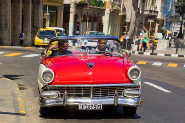 Havana, Küba - 02 16 2018: Klasik klasik Amerikan arabaları tamamen restore edildi - bu araçlar turizm için taşımacılık ve kentin en uygun rengini sağlıyor.