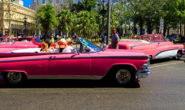 Havana, Küba - 02 16 2018: Klasik klasik Amerikan arabaları tamamen restore edildi - bu araçlar turizm için taşımacılık ve kentin en uygun rengini sağlıyor.