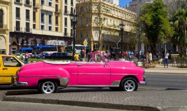 Havana, Küba - 02 16 2018: Klasik klasik Amerikan arabaları tamamen restore edildi - bu araçlar turizm için taşımacılık ve kentin en uygun rengini sağlıyor.