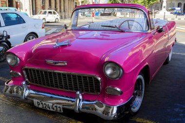 Havana, Küba - 02 16 2018: Klasik klasik Amerikan arabaları tamamen restore edildi - bu araçlar turizm için taşımacılık ve kentin en uygun rengini sağlıyor.