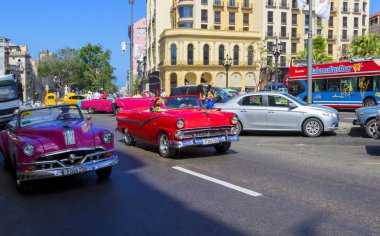 Havana, Küba - 02 16 2018: Klasik klasik Amerikan arabaları tamamen restore edildi - bu araçlar turizm için taşımacılık ve kentin en uygun rengini sağlıyor.