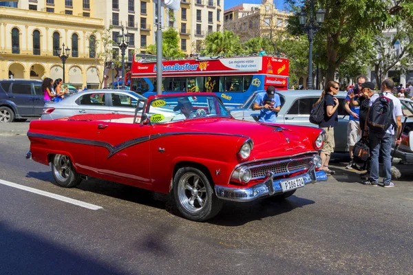 Hawana Kuba 2018 Vintage Klasyczne Amerykańskie Samochody Pełni Odrestaurowane Pojazdy — Zdjęcie stockowe