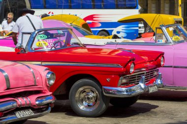 Havana, Küba - 02 16 2018: Klasik klasik Amerikan arabaları tamamen restore edildi - bu araçlar turizm için taşımacılık ve kentin en uygun rengini sağlıyor.